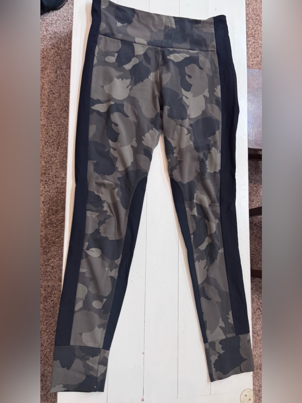 Women’s Camo Active Leggings with Side Panel and Back Pockets